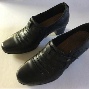 Clarks Artisan Women’s Size 6.5M Black Shoe Ankle Boots Very Good Condition